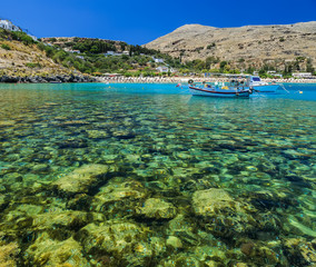 Obraz premium view of the coast with boats in Lindos bay, Greece