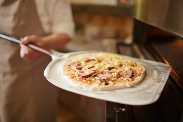 Stickers pour porte Pizzeria Mettre la pizza au four