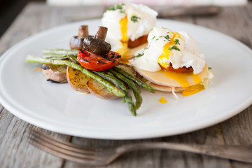 Benedict eggs with asparagus