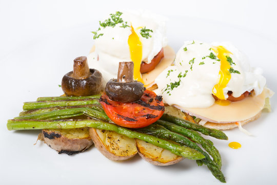 Benedict eggs with asparagus