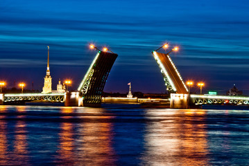 Fototapeta na wymiar Night view of the bridge