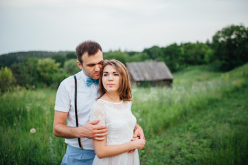Obraz premium Happy Bride and groom walking on the green grass