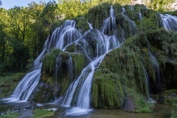 Obraz premium Cascade des tufs de Baume -les -messieurs.