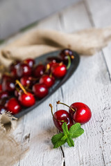 Obraz na płótnie Canvas fresh cherries on wooden table