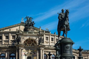 Fototapeta premium Reiterstandbild und Semperoper in Dresden