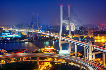 Fantastischer Blick über die Nanpu-Brücke in Shanghai, China. Szenische nächtliche Skyline.