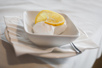 gelato al limone con limone fresco