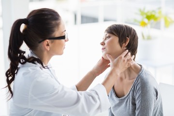 Naklejka premium Doctor examining patient