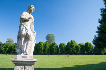 Obraz premium Ornamental white stone statues along the main avenue of Querini park in Vicenza