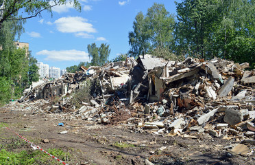 Снесенная хрущевка. Развалины пятиэтажного пятиподъездного панельного жилого дома