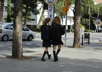 школьницы с рюкзаками