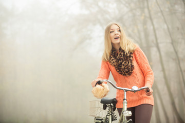 Obraz na płótnie Canvas Happy woman with bike bicycle in autumn park.