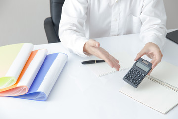 デスクワークする男性