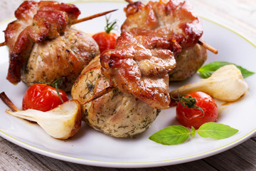 Pork rolls with cherry tomatoes and garlic