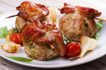 Pork rolls with cherry tomatoes and garlic