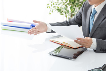 資料を提示する男性サラリーマン