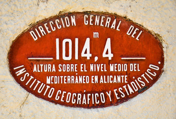 Placa de nivelación antigua en Medinaceli, Soria, España
