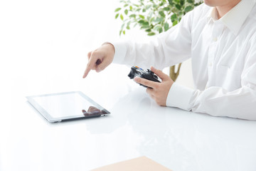 TVゲームをする男性