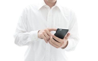 スマホを触る男性・白バック
