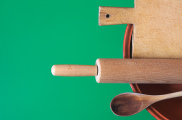 Set utensili da cucina in legno in pentola di coccio. Attrezzatura da cucina in sfondo verde