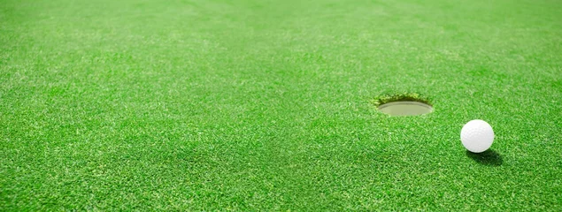 Foto auf Acrylglas Golfball am Rand des Lochs © vectorfusionart