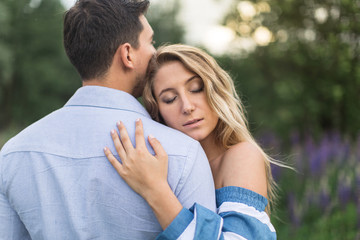 Obraz premium loving couple embracing each other in nature
