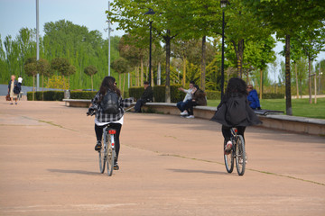mujeres circulando en bicicleta por la ciudad