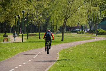ciclista circulando por la ciudad