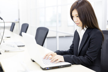 Obraz na płótnie Canvas asian businesswoman working in the office