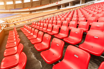 Obraz premium Czerwone siedzenia na stadionie