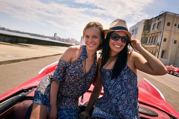 Photo sur Plexiglas Havana Happy Couple Tourist Girls On Vintage Car Havana Cuba