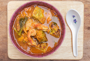 Spicy and Soup Curry with Shrimp and Vegetable Omelet