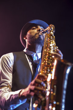 Saxofonista negro en contrapicado