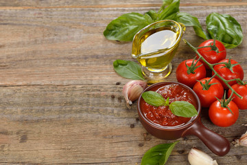 Tomato sauce with basil