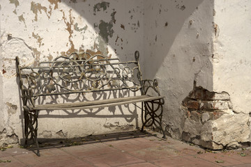 Старинная скамья у стены. Ретро.