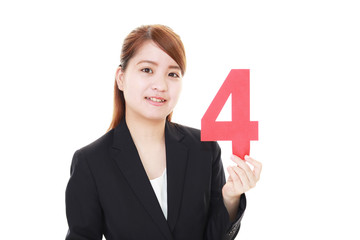数字を持つ笑顔のビジネスウーマン