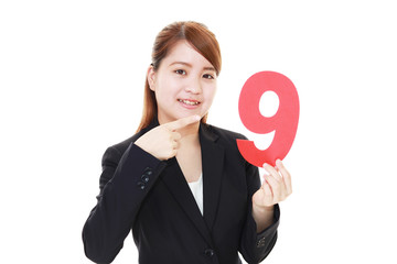 数字を持つ笑顔のビジネスウーマン