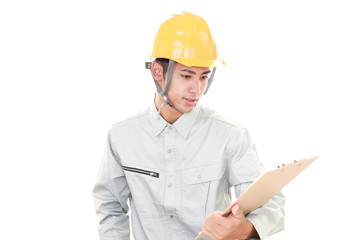 真剣な表情の労働者