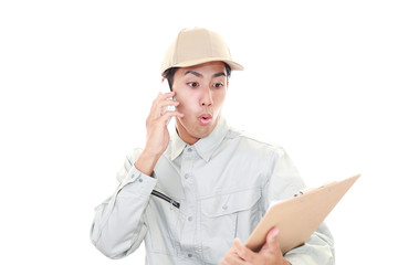驚いた表情の作業員