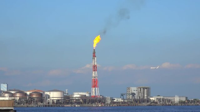 4K・炎の煙突とコンビナート_3-375