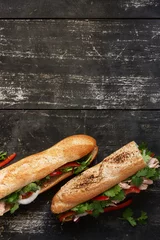 Wandaufkleber Sandwich mit zwei Thunfischen auf dunklem Holzhintergrund © yarmanyan