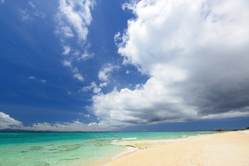 沖縄の美しい海とさわやかな空