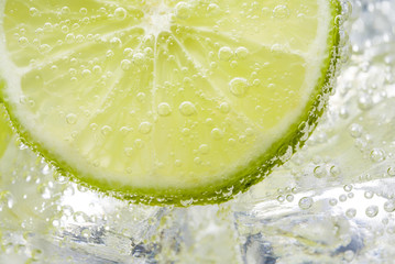 Limette im Mineralwasser