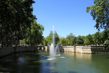 Fototapeta na wymiar jardins de la fontaine 29062016