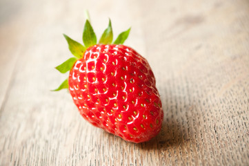 Fraises  sur table en vieux bois