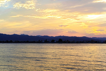 agua de mar en el puto de burriana en castellon de la plana valencia al atardecer