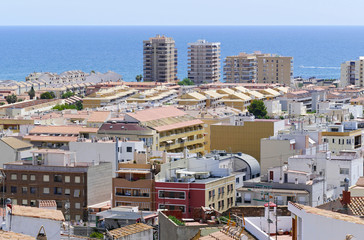 Fototapeta premium vistas parciales de edificios en un pueblo turistico en oropesa castellon valencia