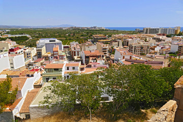 Fototapeta na wymiar vistas parciales de edificios en un pueblo turistico en oropesa castellon valencia