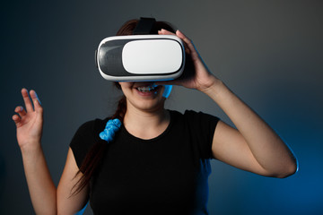 Woman wear with the VR device