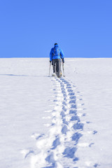 Fototapeta na wymiar ins Blaue hinein wandern im Schnee